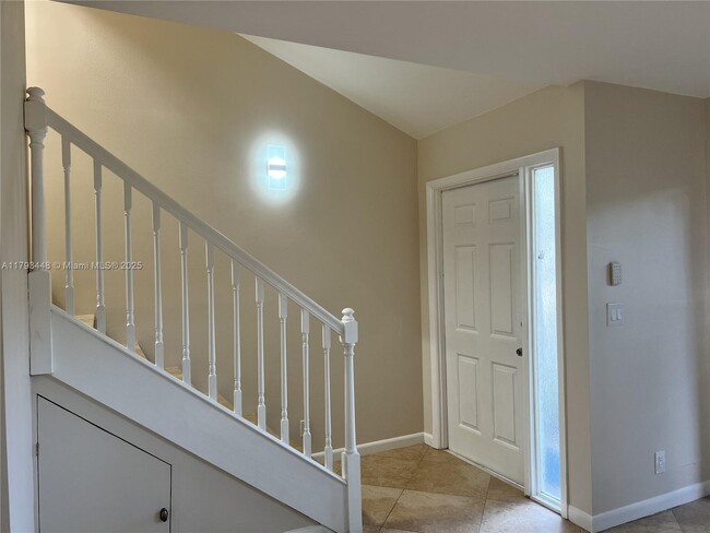 Building Photo - 331 City View Dr