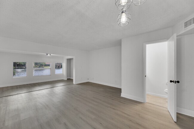 Building Photo - 904 Banks Rd