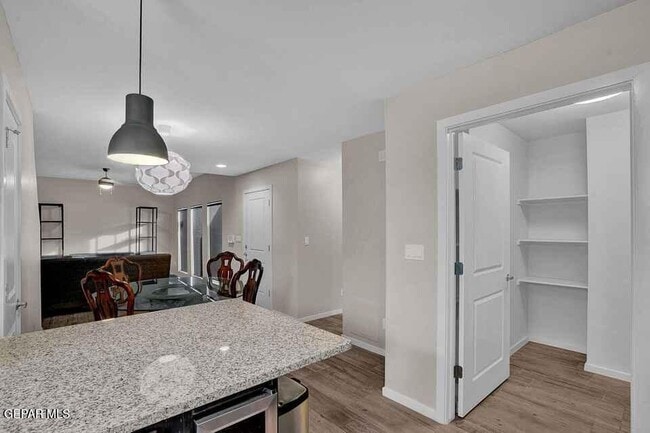 Building Photo - 4016 Camelot Heights Dr