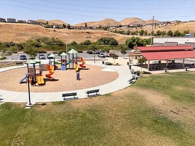 Building Photo - Beautifully maintained home located in a quiet, desirable Pittsburg neighborhood.