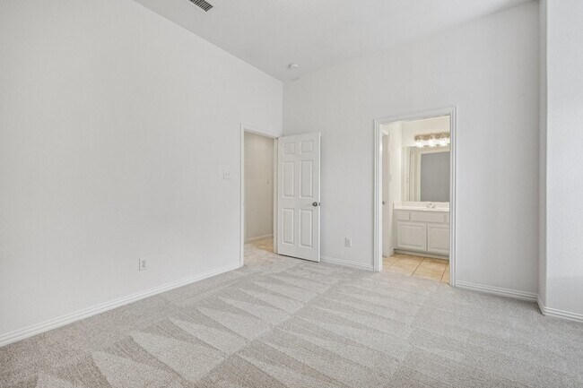 Building Photo - 11295 Apple Valley Dr