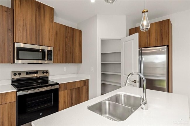 Building Photo - 19 19th St