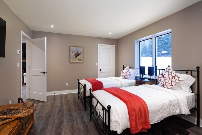 Building Photo - 888 Horse Ranch Dr