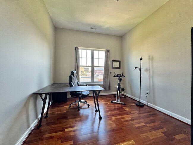 Building Photo - NEWPORT NEWS - STUNNING APARTMENT IN  THE ...