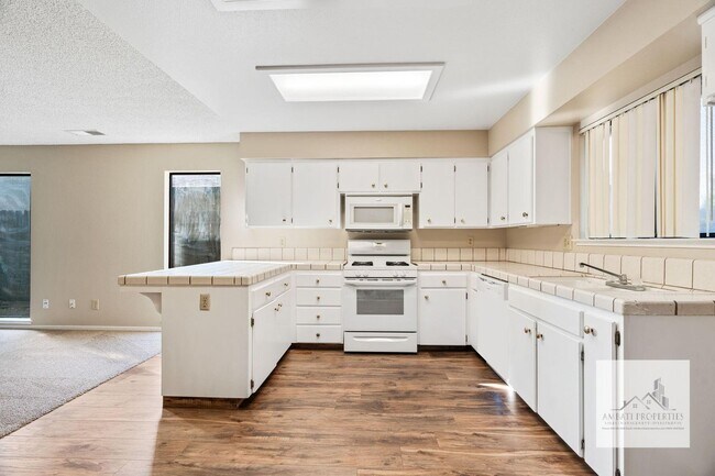 Building Photo - Four Bedroom Home In Clovis!