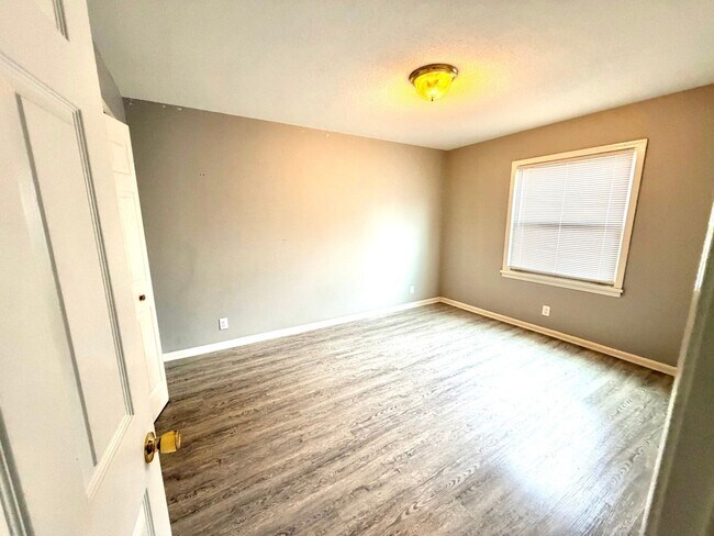Building Photo - 1827 Bashford Manor Ln