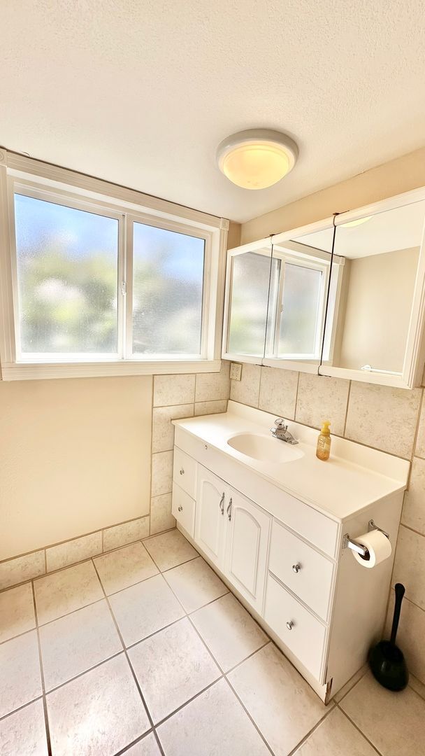 Building Photo - Sweet Two-Story Home with Amazing Views in...