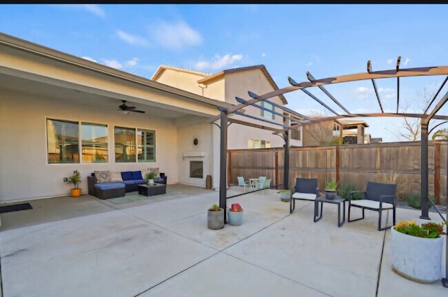 Building Photo - Gorgeous 4 bedroom 3 bath in Northlake
