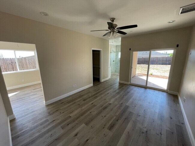 Building Photo - Paradise 2 bed 2 bath with 2 bonus rooms! Newer construction 1700+sqft
