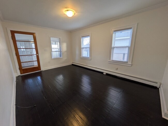 Building Photo - Charming Bungalow in Amazing Location