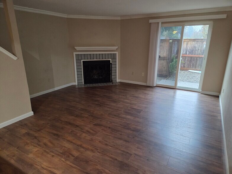 Wood burning fireplace - 220 Israel Rd SW