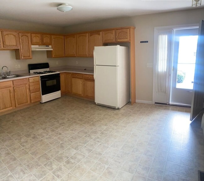 Building Photo - Three Bedroom Townhouse
