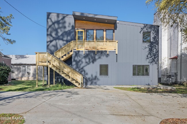 Building Photo - 306 W Taft St