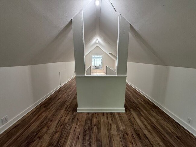 Building Photo - For Rent - Charming 3 Bedroom House in Eas...