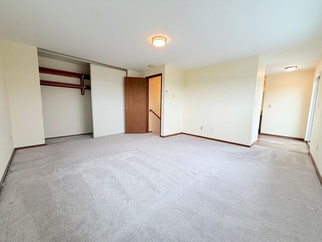 Building Photo - Bright Penthouse Corner Unit w/Garage Parking included - Panoramic Views in Ballard!