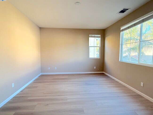 Building Photo - 137 W Questa Trail