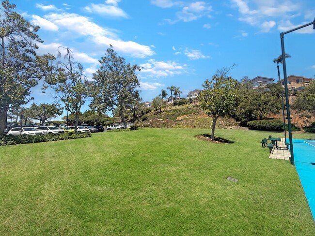 Building Photo - Spacious 4B/3BA Home with Scenic Views and...
