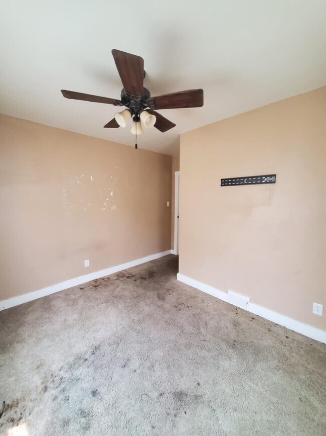 Building Photo - 1246 E Riverside Ave