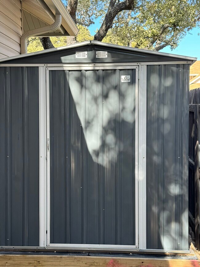 Building Photo - 9538 Cloverdale