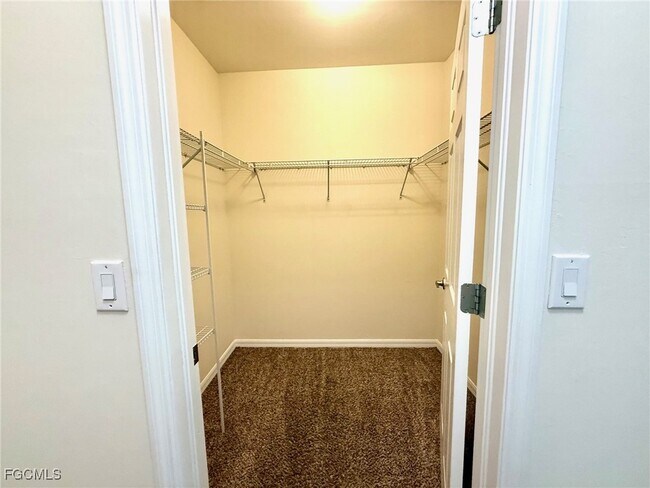 Building Photo - 902 SE 31st Terrace