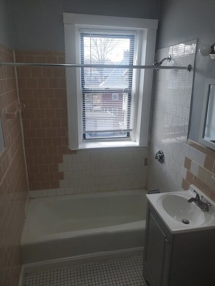 Building Photo - 14 Abbotsford St