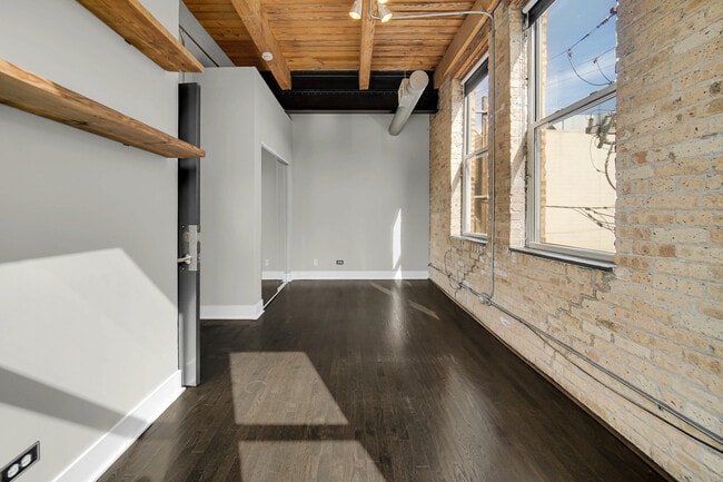 Building Photo - 2014 W Wabansia Ave