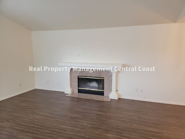 Building Photo - AVAILABLE NOW - 3 Bed, 2.5 Bath Grover Bea...