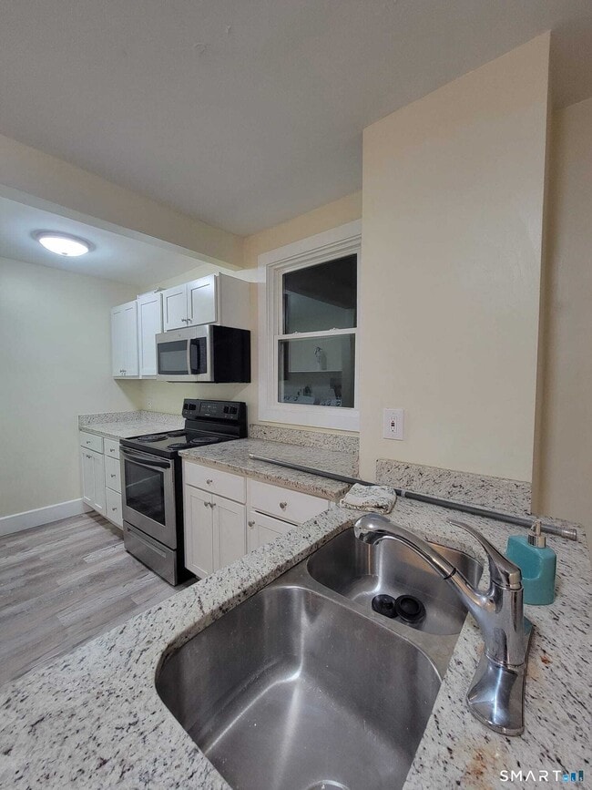 Building Photo - 564 High St