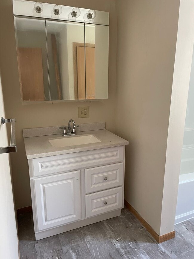 Building Photo - 1 Bedroom, 1 Bath Single Family Home in Clinton, IA