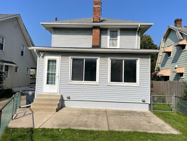 Building Photo - Three bedroom 1 1/2 bathroom home for rent