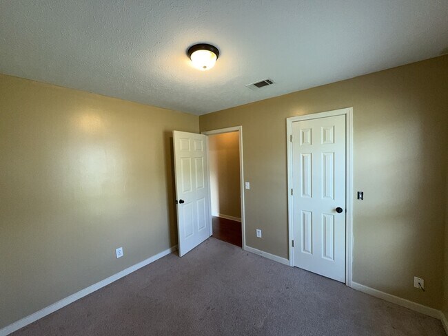 Building Photo - 1905 Christine Dr