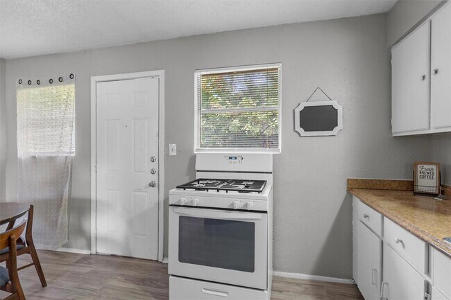 Building Photo - 203 E Anderson Ave