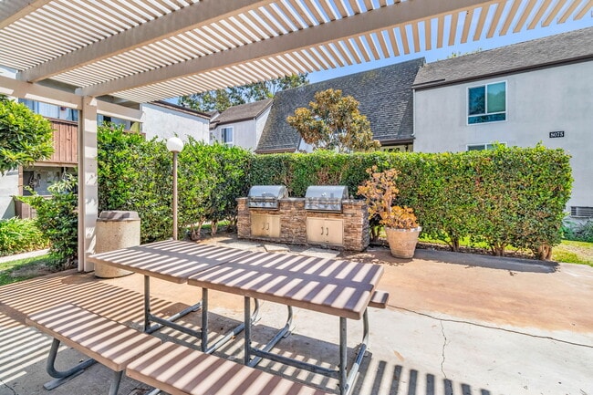 Building Photo - 8075 Caminito de Pizza