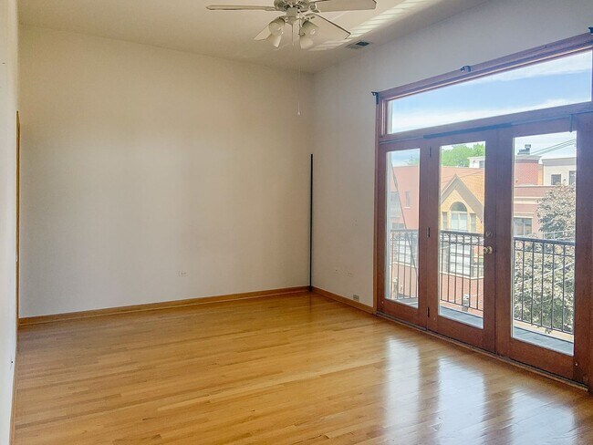 Building Photo - 2539 N Southport Ave