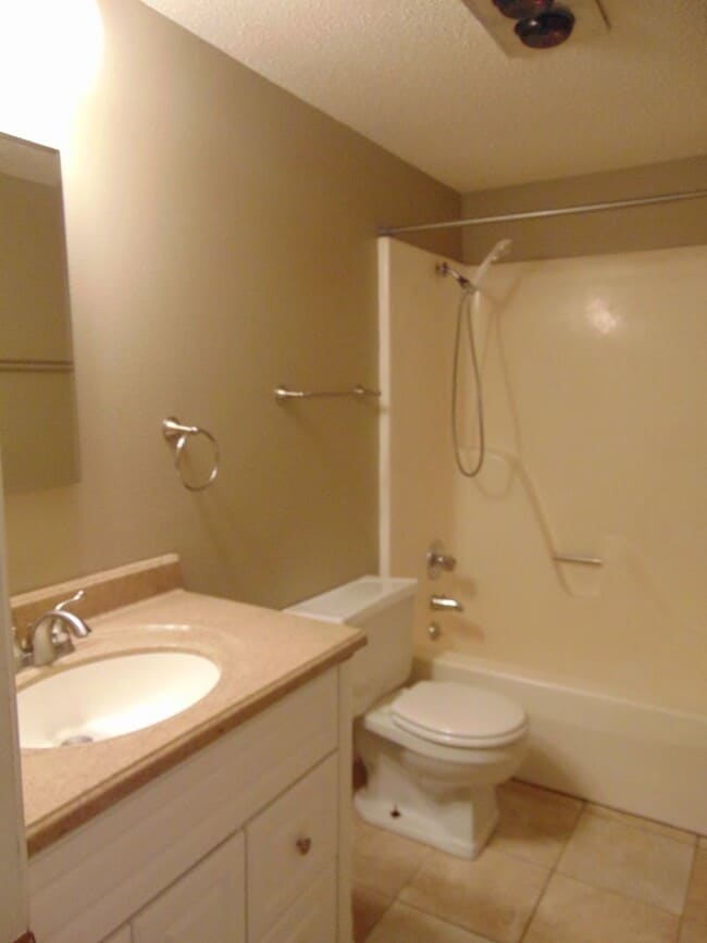 Building Photo - Inviting 3 Bed 2 Bath House