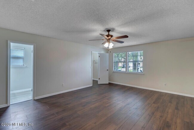 Building Photo - 4518 Crosstie Rd N