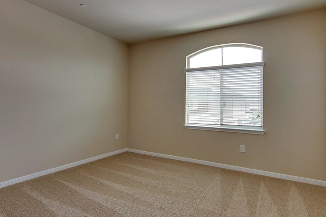 Building Photo - 2880 Donnell Dr