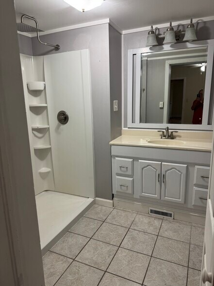Building Photo - 702 Sherwood Dr