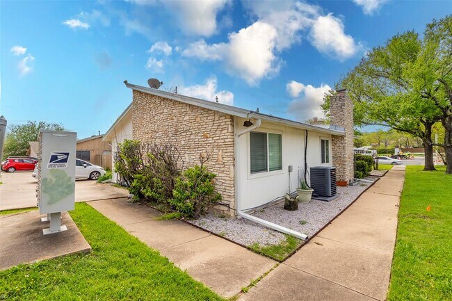 Building Photo - 304 W William Cannon Dr