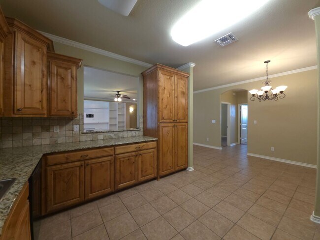 Building Photo - BEAUTIFUL and SPACIOUS 3-bedroom, 2-bathro...