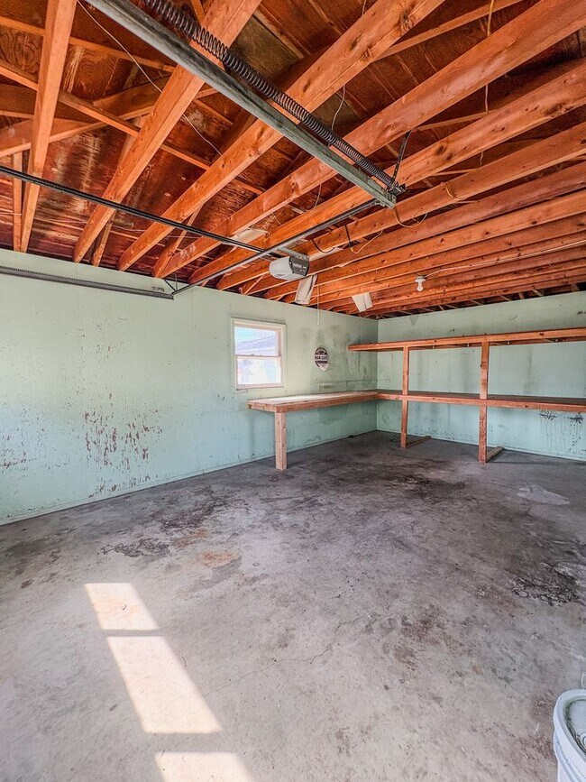 Building Photo - 3 bed 1 bath Laurel Home Available Now!