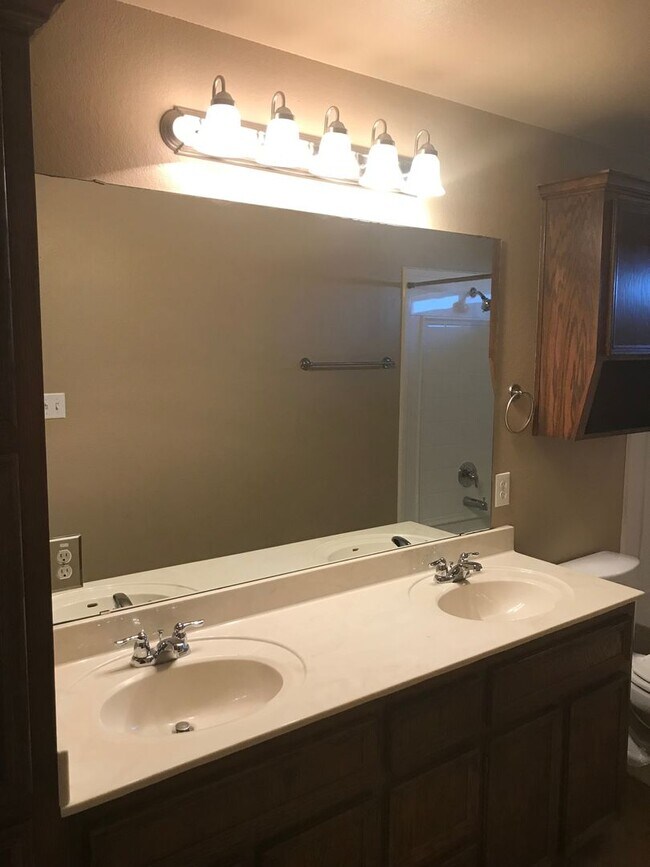 Building Photo - Beautiful 3bed/2bath Duplex near Clear Cre...