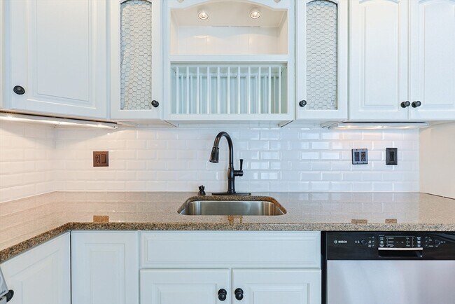 Building Photo - 835 Mt Hope St