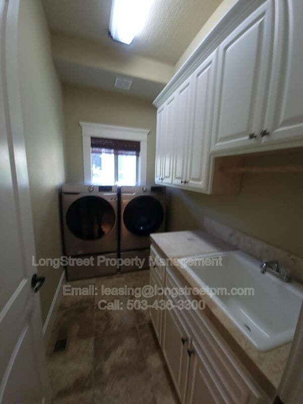 Building Photo - 9739 NW Henry Ct