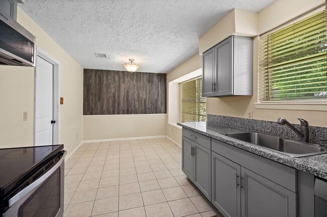 Building Photo - 9718 Shady Tree Ln