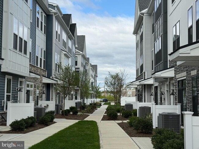 Building Photo - 2103 Donatello Dr