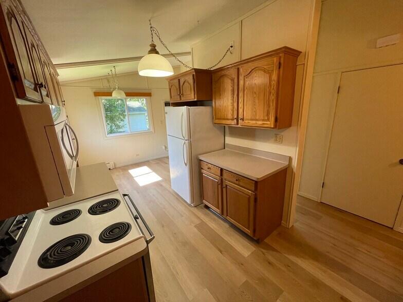 Building Photo - 892 W 20th Ave