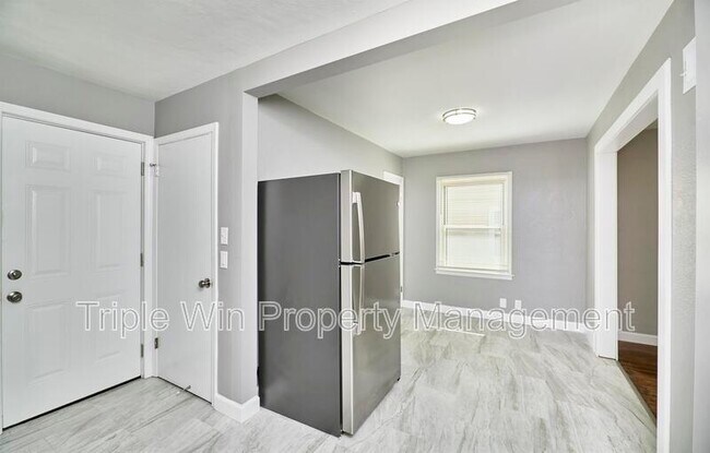 Building Photo - 9823 Meadowview Dr