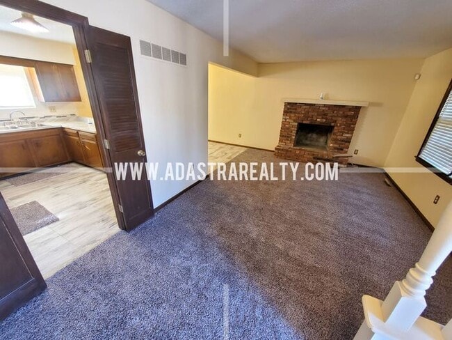 Building Photo - Very Nice Home in South KCMO-Available NOW!!