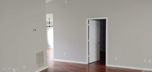 Building Photo - 916 Hyannis Port Dr
